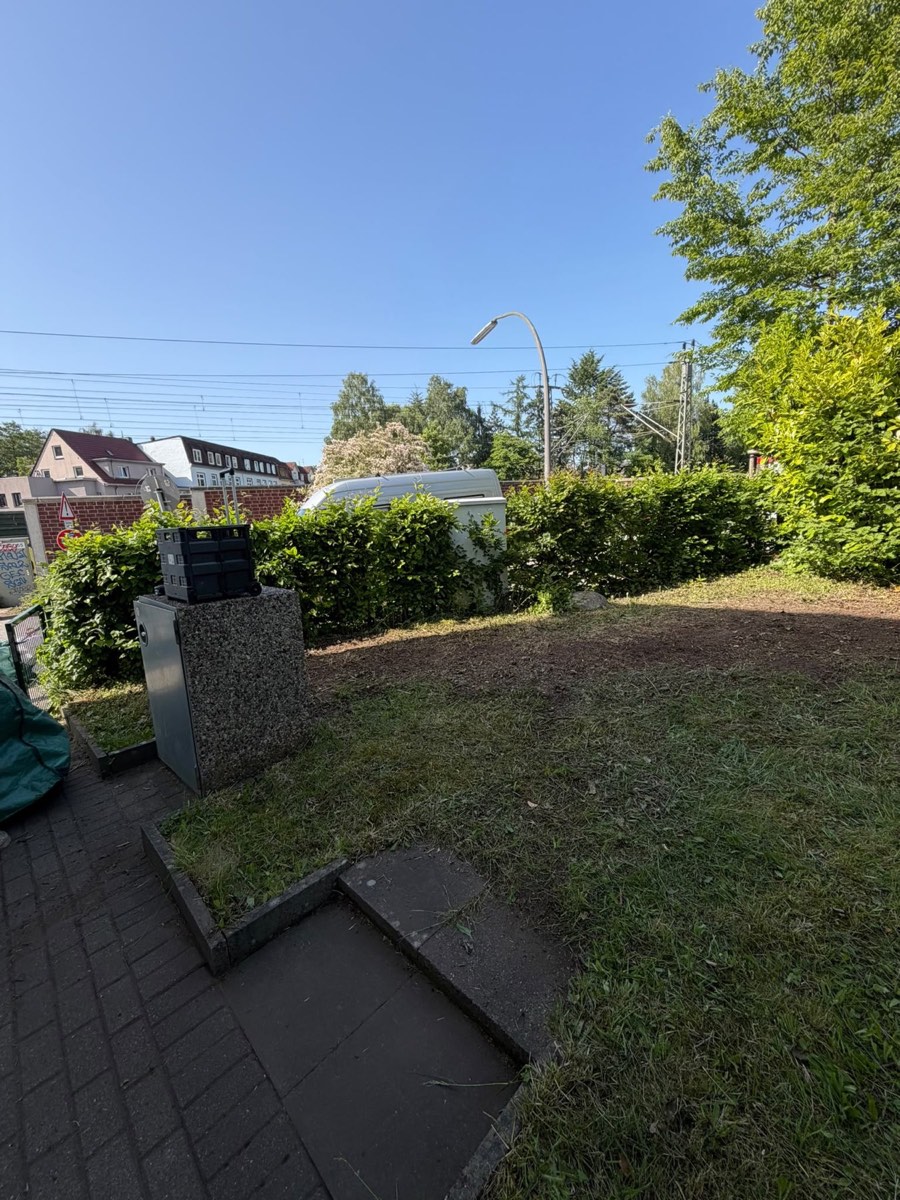 Freigeschnittene und gemähte Gartenfläche